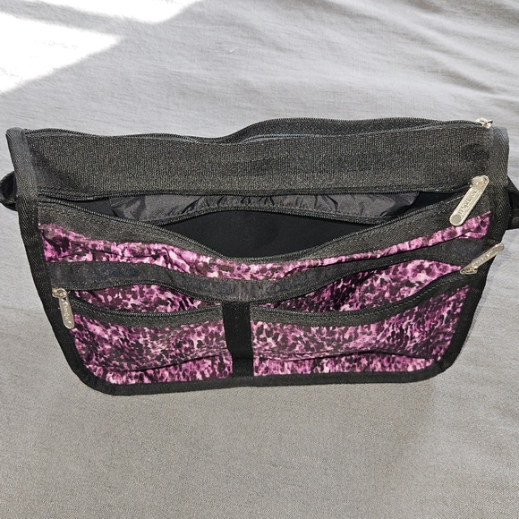 Lesportsac Delux Everyday Bag in "Violet Cheetah" purple expandable - Picture 6 of 11
